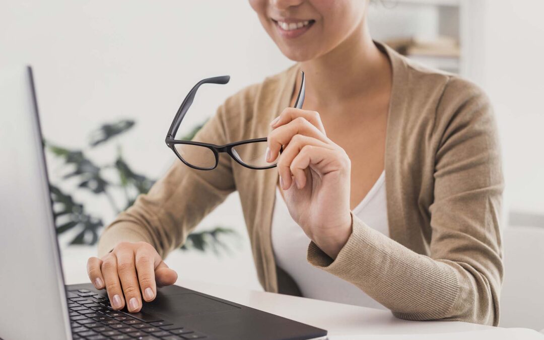 ¿Qué son los lentes de computadora y por qué deberías usarlos?